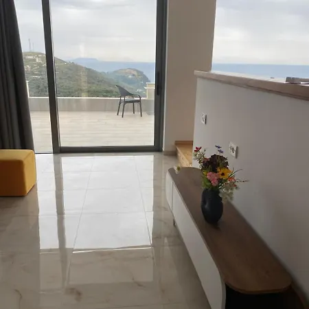 Yiannis & Victoria * Himarë